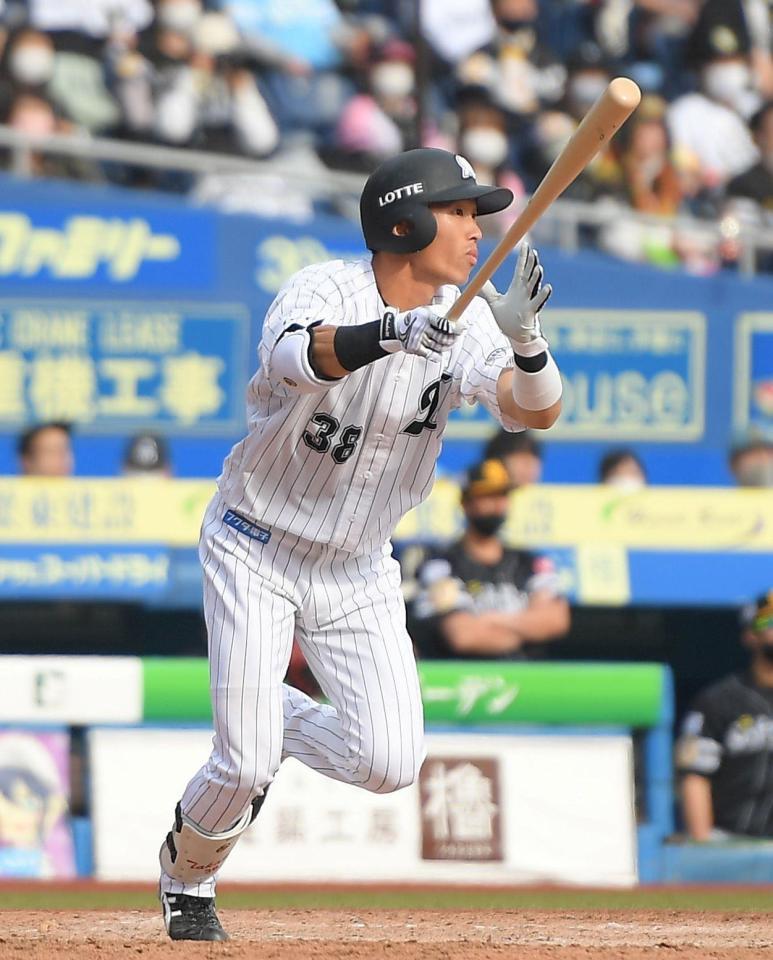 　４回、右越え２ランを放つ高部（撮影・伊藤笙子）