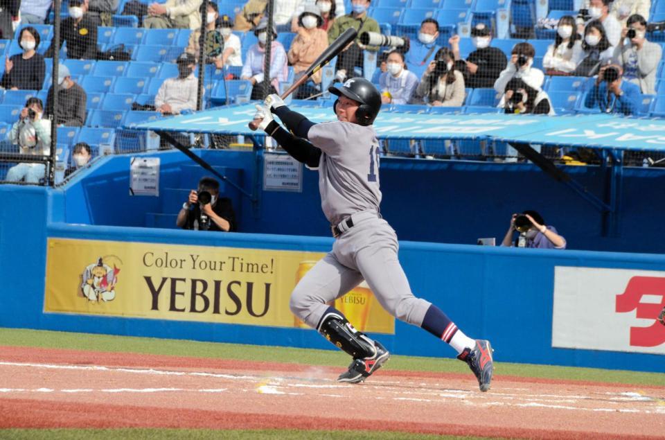 ６回１死満塁から、逆転となる左越えの２点適時二塁打を放つ慶大・福井