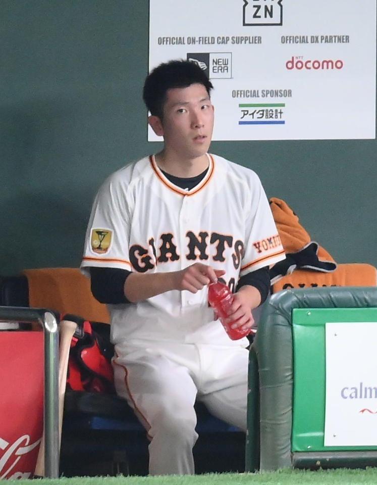 　５回、降板してベントでぼう然とする戸郷（撮影・堀内翔）