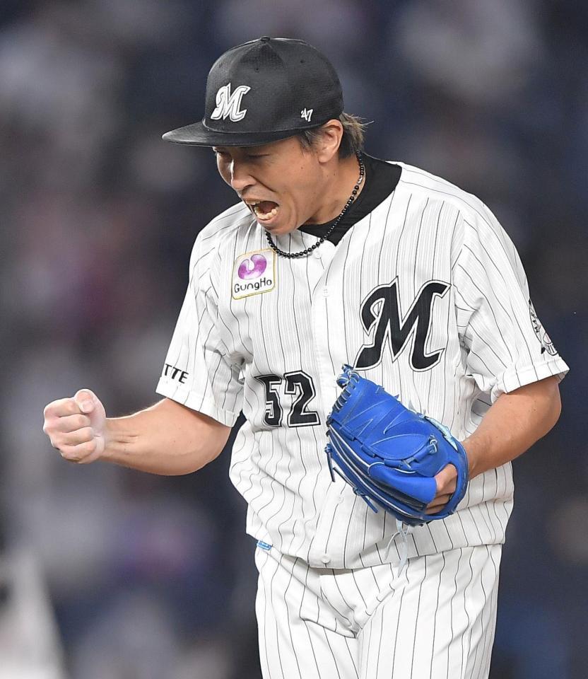 　９回、栗原を遊ゴロに抑え、雄たけびを上げる益田（撮影・伊藤笙子）