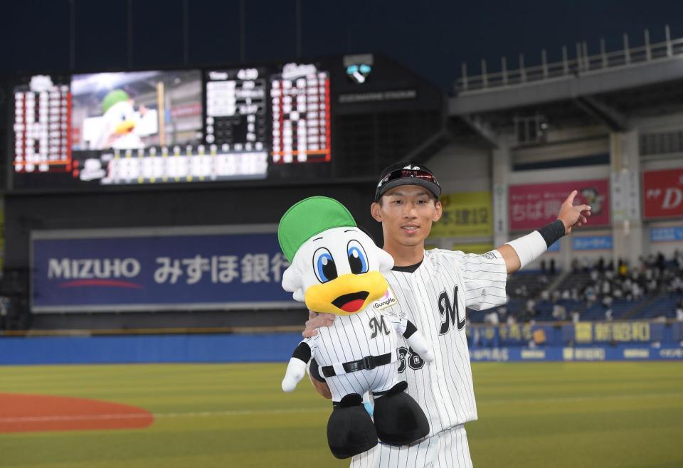 　プロ初本塁打を放ち、笑顔を見せる高部（撮影・伊藤笙子）