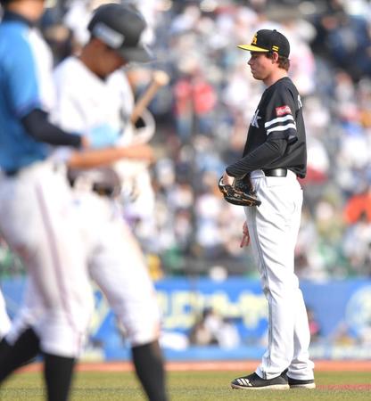 　５回、荻野（手前）に２者連続となる押し出し四球を与えたスチュワート（撮影・伊藤笙子）