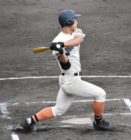 七回、右前打を放つ市尼崎・米山航平外野手（３年）