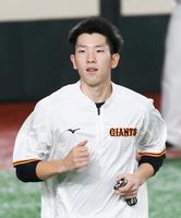 試合前の練習中に走り込む巨人・戸郷＝東京ドーム（撮影・堀内翔）