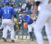 ５回、阪神　ジェリー・サンズの打球を落球し勝ち越しを許すＤｅＮＡ・田中俊太＝甲子園（撮影・田中太一）