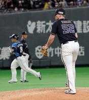 ９回、日本ハム・近藤（左）に同点ソロを浴びたオリックスのヒギンス＝札幌ドーム