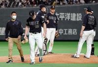 ９回、降板するオリックスのヒギンス＝札幌ドーム