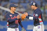 ７回、中日・福留孝介を併殺に打ち取り、山田哲人（右）とタッチをかわすヤクルト・小川泰弘＝神宮球場（撮影・高石航平）