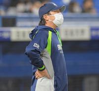 ９回、選手交代を告げるヤクルト・高津臣吾監督＝神宮球場（撮影・高石航平）