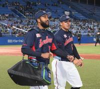 試合に勝利し、ご機嫌な様子で引き揚げるヤクルトのドミンゴ・サンタナ（左）とホセ・オスナ＝神宮球場（撮影・高石航平）