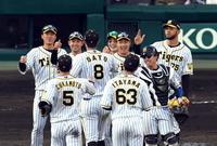 ＤｅＮＡに勝利し喜ぶ阪神ロベルト・スアレス（右）ら阪神ナイン＝甲子園（撮影・山口登）