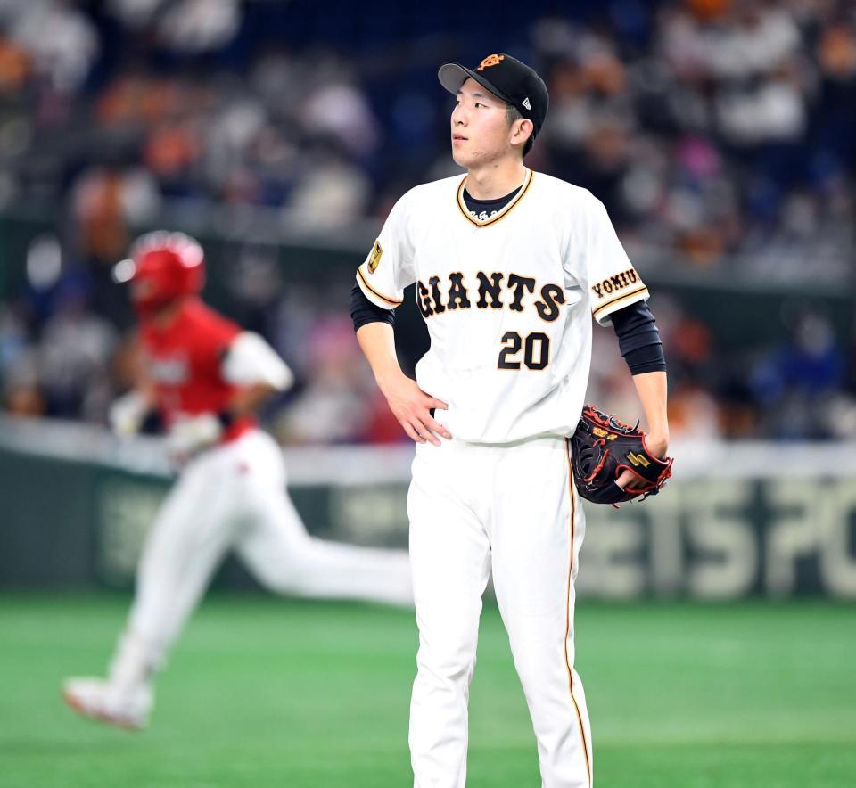 　２４日広島戦の５回、鈴木誠に逆転２ランを浴び、ぼう然とレフト方向を見る戸郷