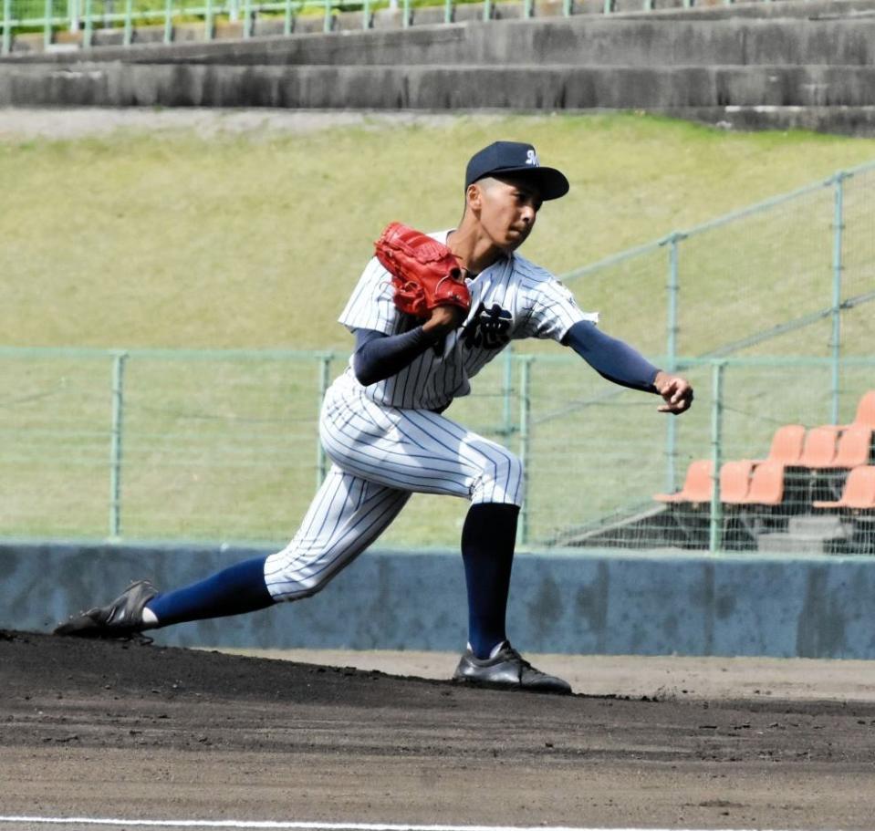 明徳義塾が決勝進出 サイドスローの2年生・吉村が99球完封