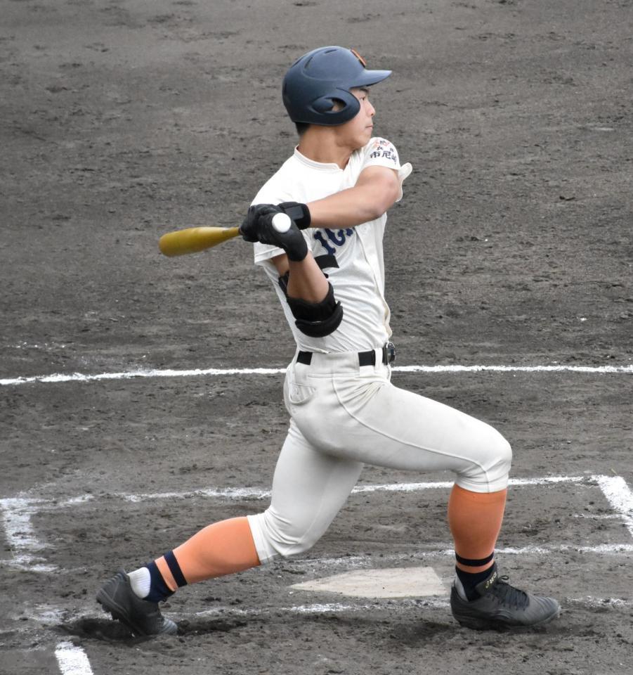 七回、右前打を放つ市尼崎・米山航平外野手（３年）