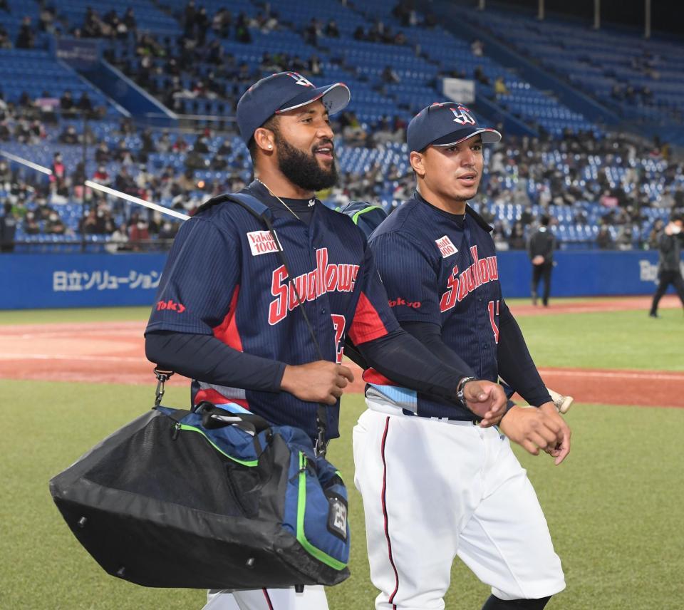 試合に勝利し、ご機嫌な様子で引き揚げるヤクルトのドミンゴ・サンタナ（左）とホセ・オスナ＝神宮球場（撮影・高石航平）