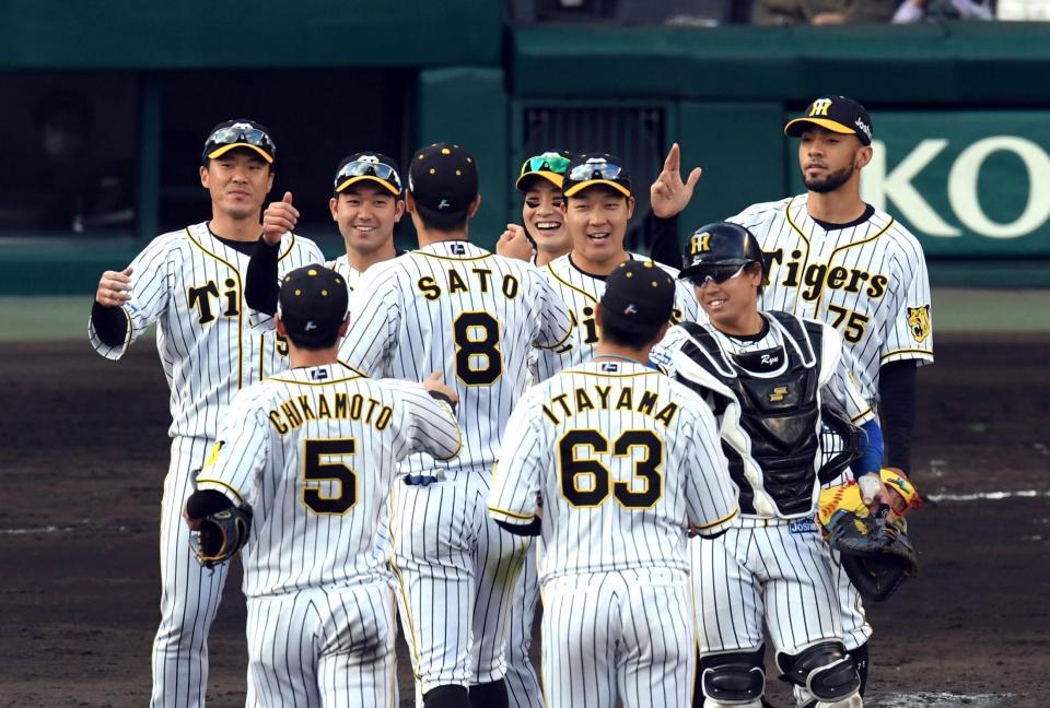 ＤｅＮＡに勝利し喜ぶ阪神ロベルト・スアレス（右）ら阪神ナイン＝甲子園（撮影・山口登）