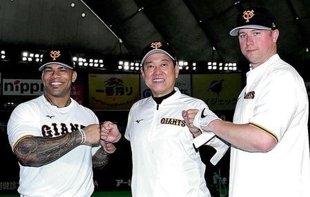 　原監督（中央）に活躍を誓うテームズ（左）とスモーク（右）＝撮影・佐藤厚