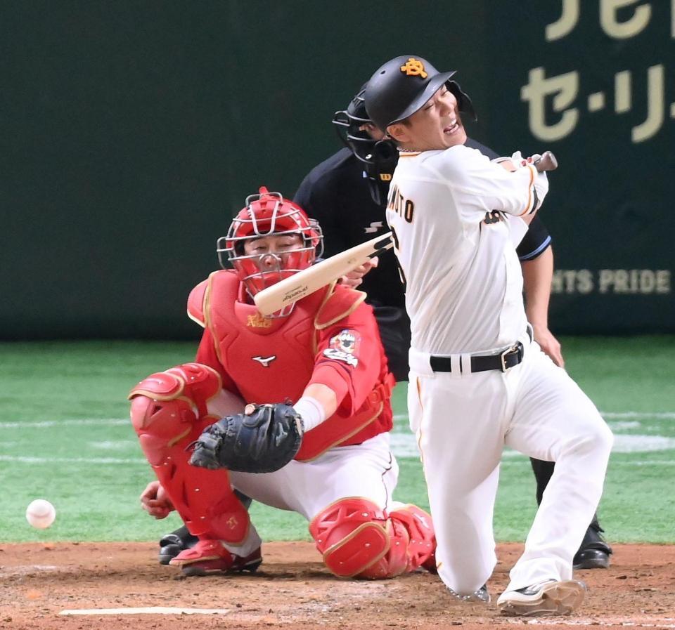 　４月２４日広島戦５回、自打球が当たり険しい表情を見せる巨人・坂本