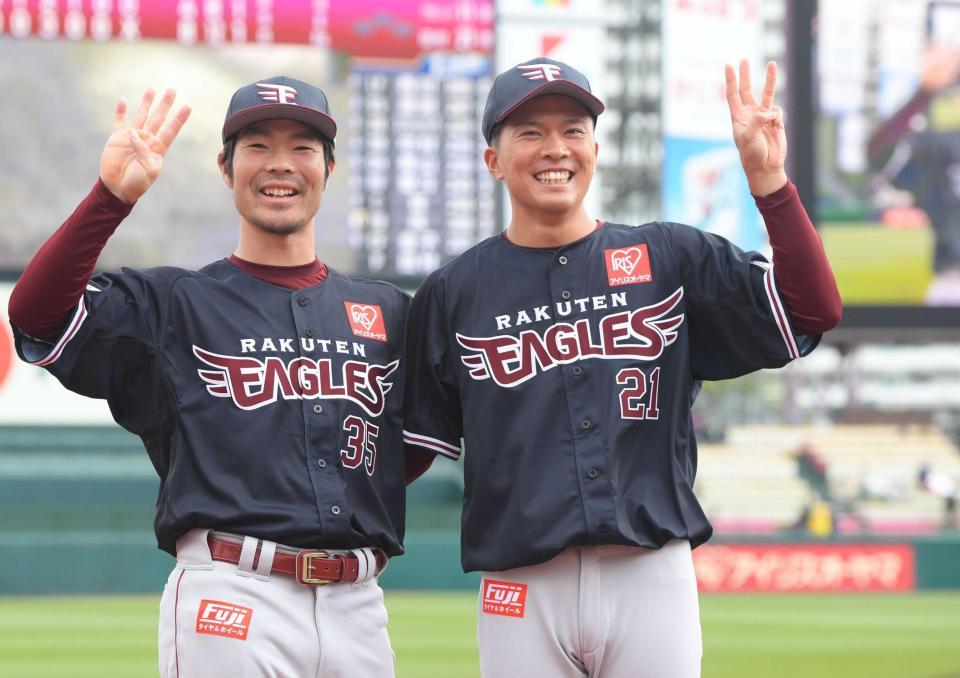 　３勝目の早川（右）と、４打点の島内が仲良くポーズ！
