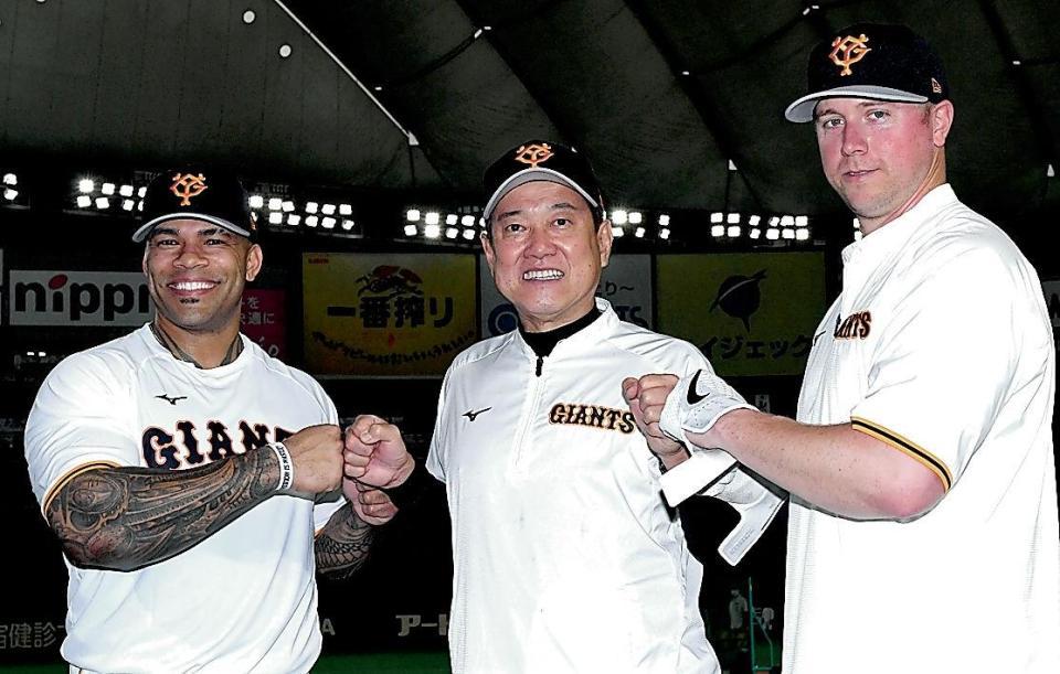 　原監督（中央）に活躍を誓うテームズ（左）とスモーク（右）＝撮影・佐藤厚