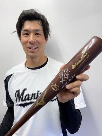 ２１日の日本ハム戦でサヨナラ本塁打を放った岡大海外野手のバットをサイン入りでプレゼント（球団提供）