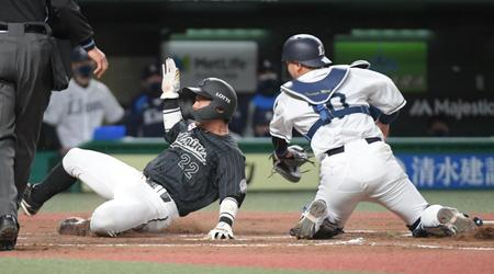 　３回、荻野の左前打で２走・田村が生還（撮影・三好信也）