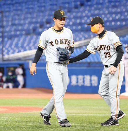 ３回、山田に四球を与え降板する巨人・畠。右は桑田コーチ＝神宮球場