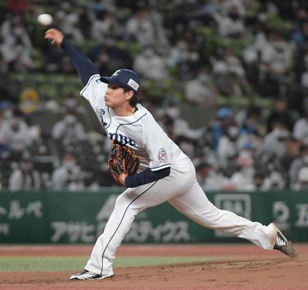 　力投する上間（撮影・三好信也）