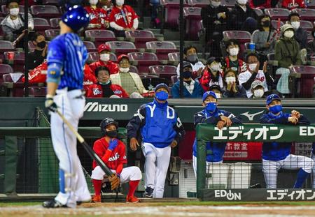 ９回、牧（左手前）の見逃し三振で試合終了、広島に大差で敗れさえない表情のＤｅＮＡ・三浦監督（右から２人目）＝マツダ