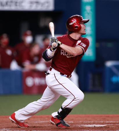 　９回、島内は中前に同点となるタイムリーを放つ（撮影・坂部計介）