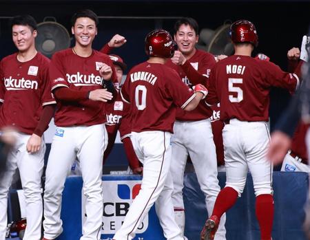 　９回、同点となり大喜びの楽天ベンチ（撮影・坂部計介）
