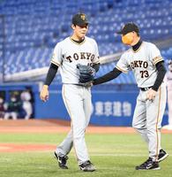 ３回、山田に四球を与え降板する巨人・畠。右は桑田コーチ＝神宮球場