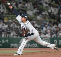 　力投する上間（撮影・三好信也）