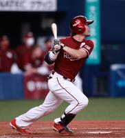 　９回、島内は中前に同点となるタイムリーを放つ（撮影・坂部計介）