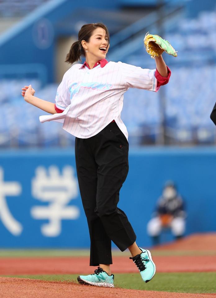 始球式を務めたフジテレビの永島優美アナウンサー＝神宮球場