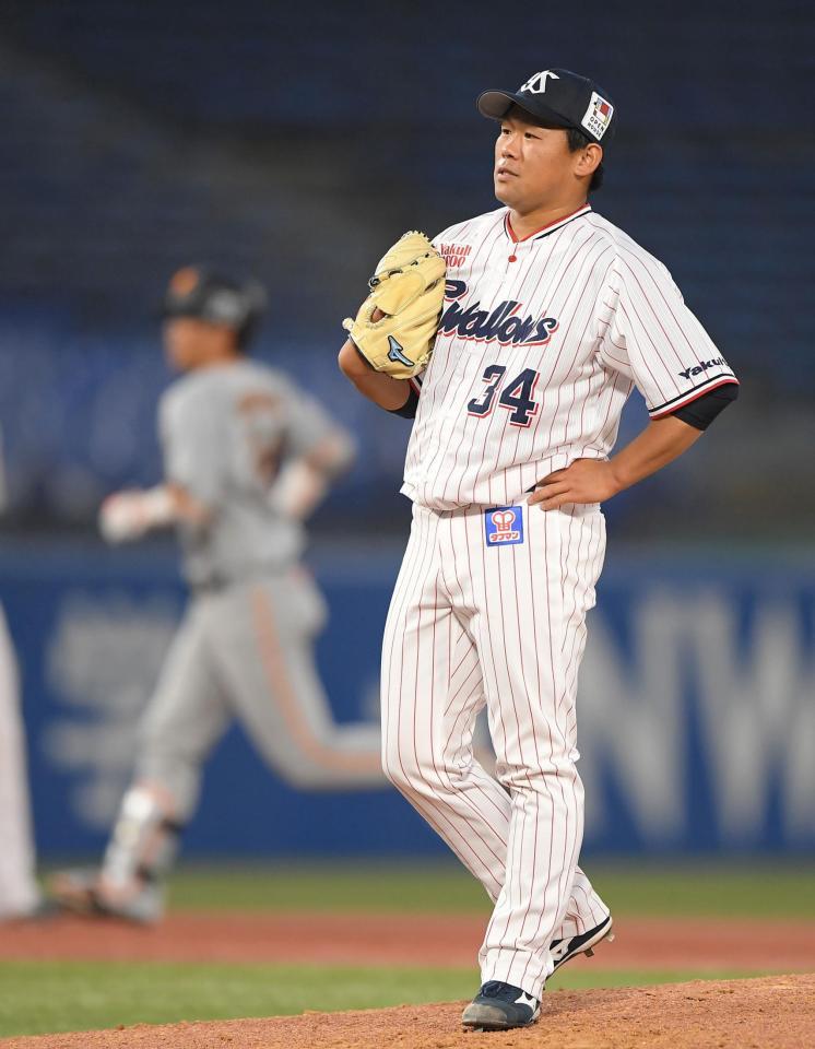 　３回、巨人・大城に左中間へのソロを浴びたヤクルト・田口（撮影・伊藤笙子）