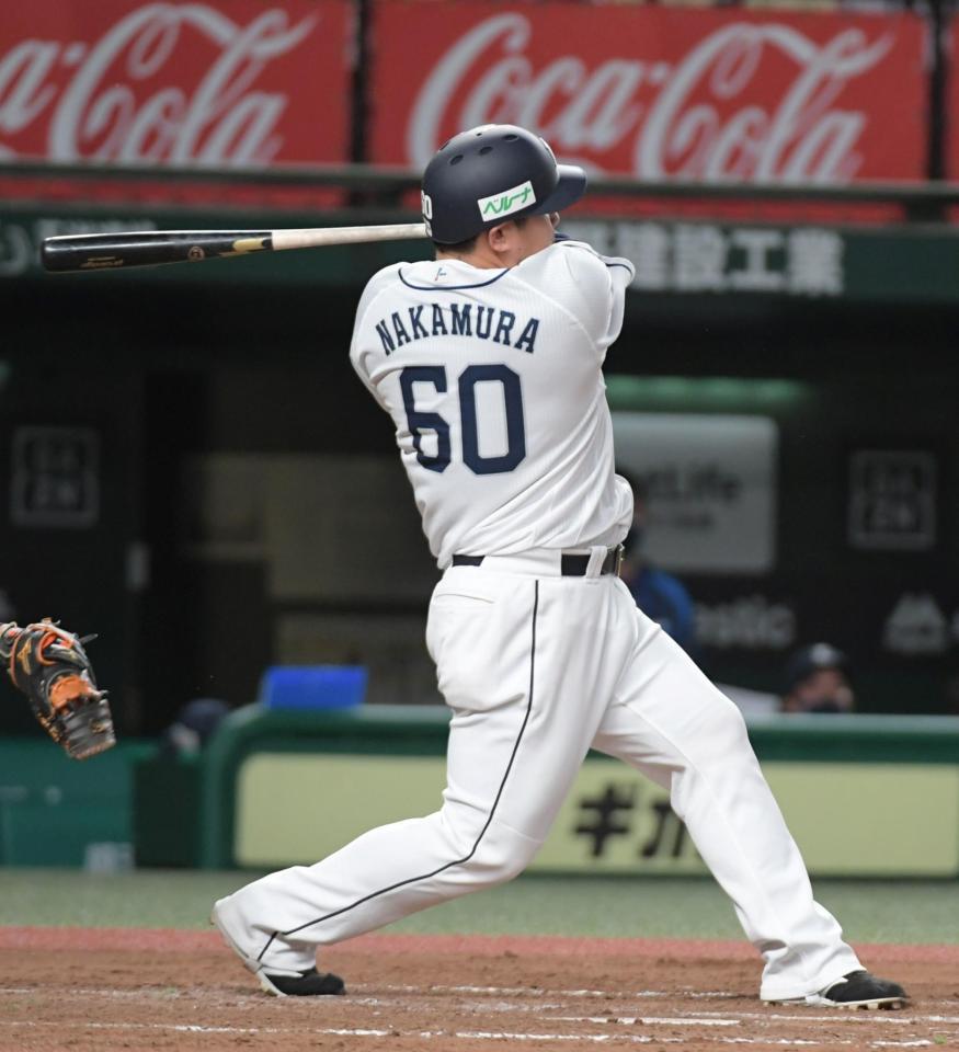 　４回、勝ち越しの２点左前適時打を放つ中村（撮影・三好信也）