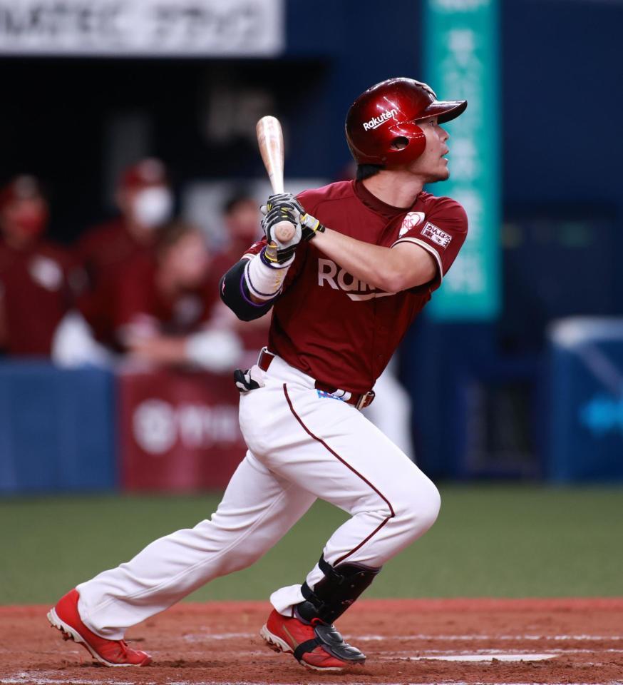 　９回、島内は中前に同点となるタイムリーを放つ（撮影・坂部計介）