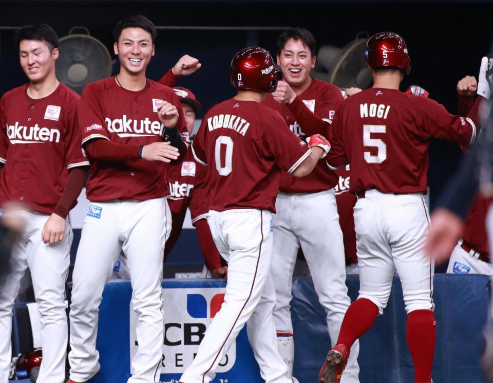　９回、同点となり大喜びの楽天ベンチ（撮影・坂部計介）