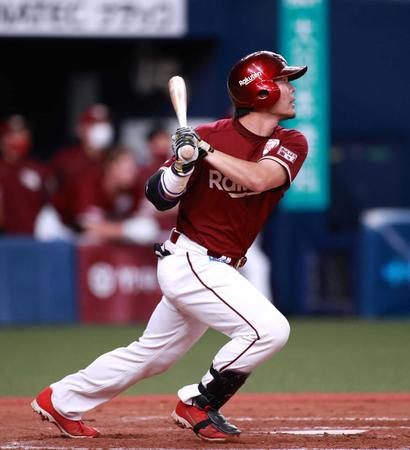 　９回、満塁の好機で中前同点打を放つ島内（撮影・坂部計介）