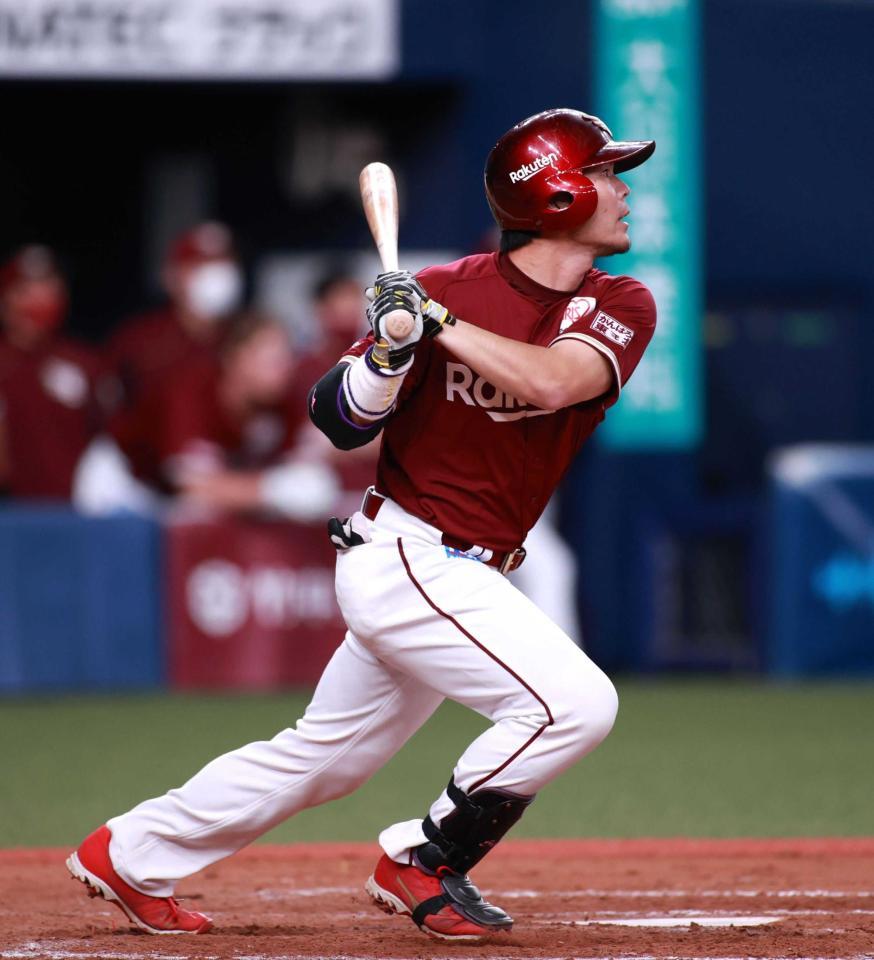 　９回、満塁の好機で中前同点打を放つ島内（撮影・坂部計介）