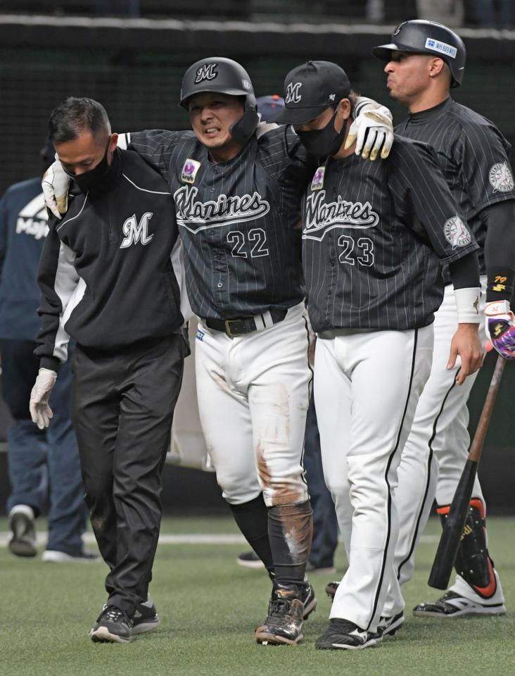 　２７日の試合の３回、荻野の左前打で生還するも左足を負傷してしまい運ばれる田村（中）＝撮影・三好信也