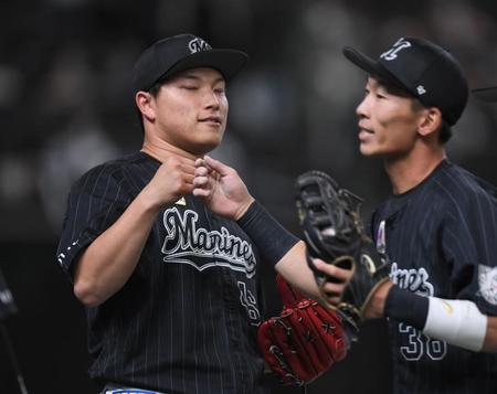 ５回西武２死二塁、西武・森友哉の打球を好捕したロッテ・高部瑛斗を迎えるロッテ・岩下大輝＝メットライフドーム（撮影・金田祐二）