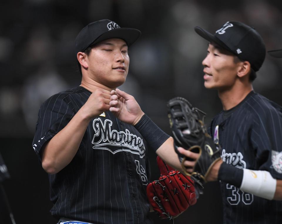 ５回西武２死二塁、西武・森友哉の打球を好捕したロッテ・高部瑛斗を迎えるロッテ・岩下大輝＝メットライフドーム（撮影・金田祐二）