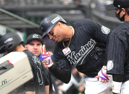 　１回、先制の１０号２ランを放ち、テレビカメラにポーズをきめるマーティン（撮影・金田祐二）