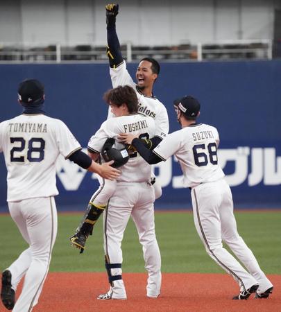 ９回、左中間にサヨナラ二塁打を放ち、ナインと大喜びのオリックス・宗（中央奥）