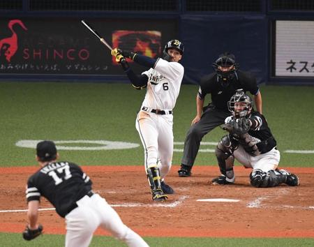 ９回１死一、二塁、左中間にサヨナラ二塁打を放つオリックス・宗