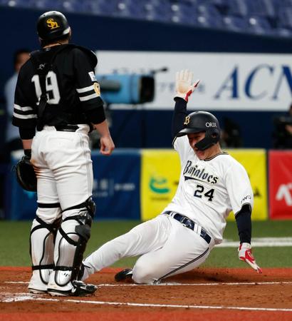 ９回、宗の２点二塁打でサヨナラの生還を果たすオリックスの一走紅林。捕手甲斐＝京セラドーム