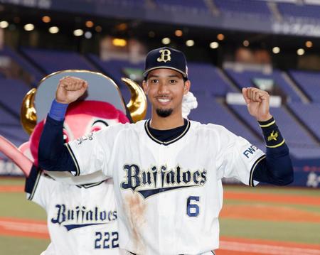 ソフトバンクに逆転サヨナラ勝ちし、笑顔でポーズをとるオリックス・宗＝京セラドーム