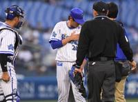 ２回、ヤクルト・村上の打球を受け降板するＤｅＮＡ・坂本＝横浜（撮影・金田祐二）